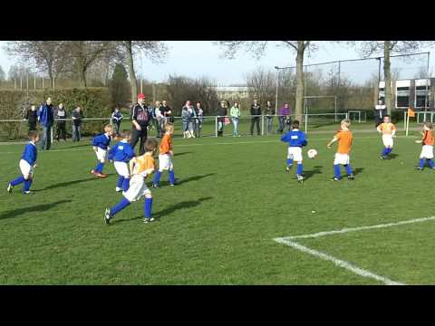 Voetbal oefenwedstrijd Serooskerke MP1 - Serooskerke MP2   2 april 2011