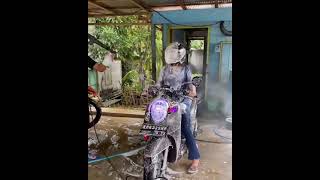 Download lagu Viral cwek cantik cuci motor sama orangnnya mp3