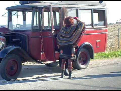 Fiat 507 del 1928 arriva fumante con Veronica Pivetti che fa la befana