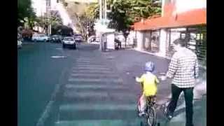preview picture of video 'Futuro ciclista usando ciclovia de Adolfo Prieto, Col. Del Valle'