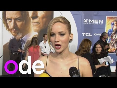 ジェニファー・ローレンスの裸の写真が流出しました。 (Leaked photos of a naked Jennifer Lawrence surface online)