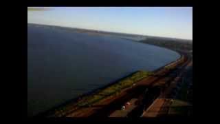 preview picture of video 'Vuelo en cuadricóptero por el nuevo tramo de la costanera de Posadas, Misiones.'