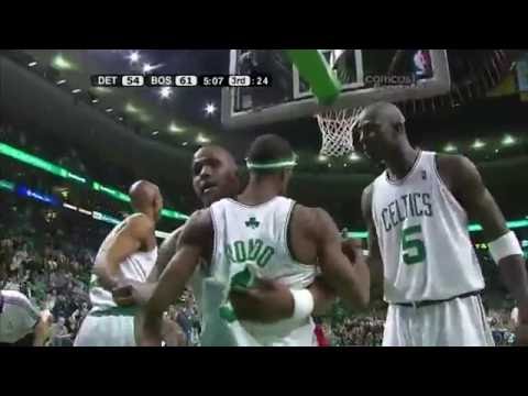 Throwback: Rajon Rondo dunks hard on Jason Maxiell (03/05/2008)