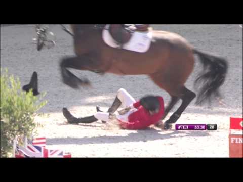 JEM 2014 : Chute de Tomas Couve Correa aux phases qualificatives du concours de saut d'obstacles.