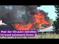 Zeker honderd autowrakken in brand, vlammen slaan meters uit