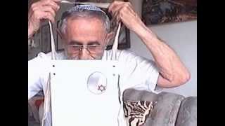 מתקן לצילום סרט בידיים חופשיות - מסדרה ראשונה (ידידנו היקר משה רצון ז"ל) - התמונה מוצגת ישירות מתוך אתר האינטרנט יוטיוב. זכויות היוצרים בתמונה שייכות ליוצרה. קישור קרדיט למקור התוכן נמצא בתוך דף הסרטון