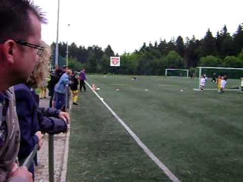 Lattenknaller für den FC Welzheim 06 direkt von der Ecke durch Leo