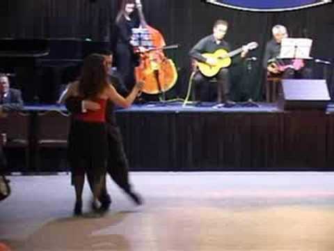  Maria Edith Bernatene  and  Alejandro Hermida  are  dancing  to  the  milonga  "  El Esquinazo  "