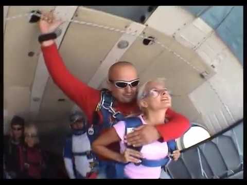 Kalmár Adrienn a Retropartyzenekar.hu énekesnője - ejtőernyős ugrás tandem Siófok