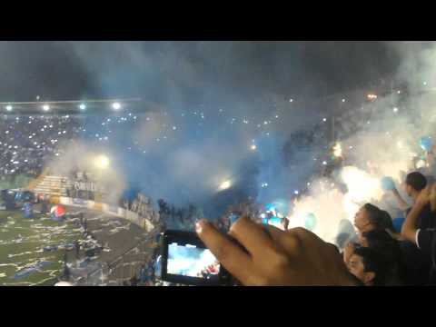 "Recibimiento a Motagua, Gran Final Torneo 2014" Barra: Revolucionarios 1928 &bull; Club: Motagua