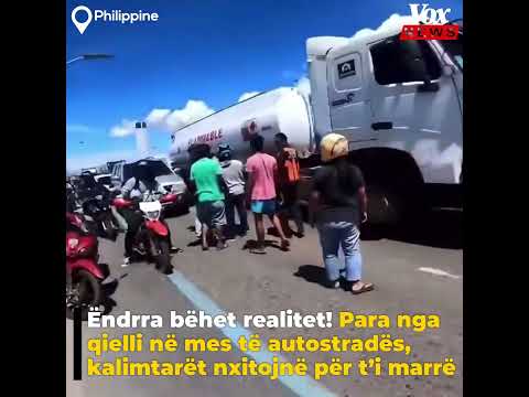 Ëndrra bëhet realitet! Para nga qielli në mes të autostradës, kalimtarët nxitojnë për t’i marrë