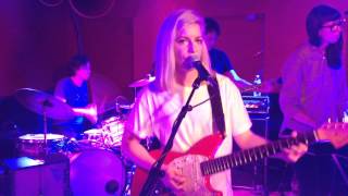 Alvvays, &quot;Atop A Cake&quot;