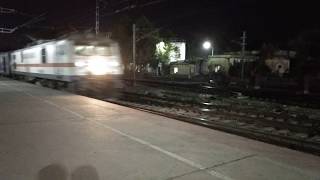 preview picture of video '12393 Sampoorna Kranti SF Express speeding through Danapur'