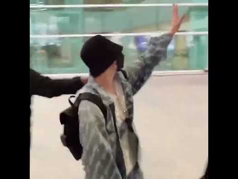 sweet jungkook sending finger hearts and stopping to bow at fans #bts #jungkook