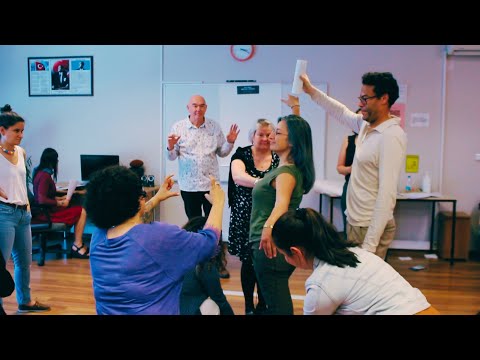 Η εμψύχωση περιλαμβάνει ποικίλες τεχνικές και ενσώματες δραστηριότητες.