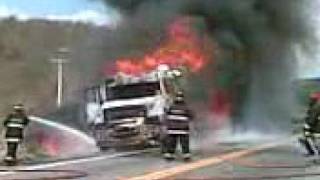 preview picture of video 'Carreta pega fogo na BR 116 em Jequié'