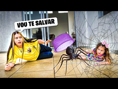 UMA ARANHA VENENOSA TENTOU PICAR A LAYRA E A LARISSA TEVE QUE AJUDAR!