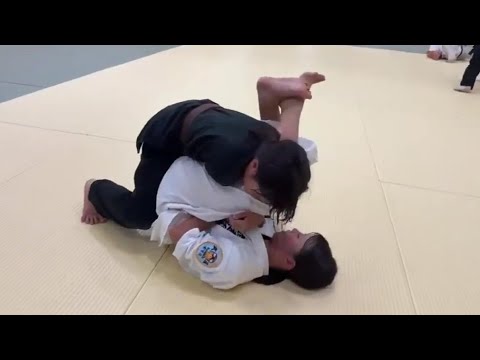 女子たちが熱い柔術スパーリング