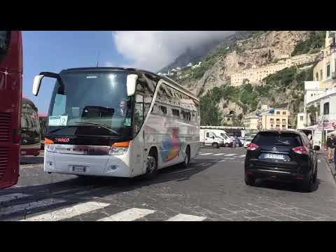 Amalfi mega bus in piazza