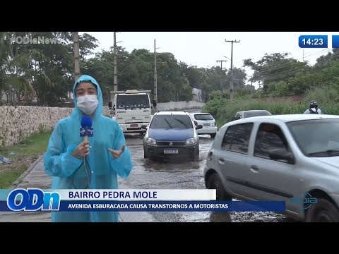 Avenida esburacada causa transtornos a motoristas no bairro Pedra Mole 14 03 2022