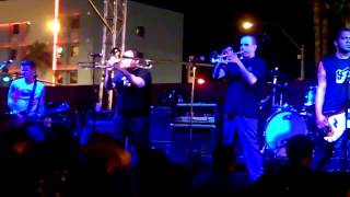 LA PLEBE - PINCHES FRONTERAS