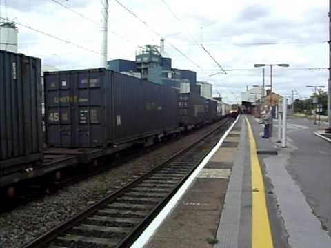 66431 through Warrington Bank Quay working the 4S44 Daventry - Coatbridge intermodal 18.08.09