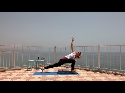 Kurzes Yoga-Workout: Sonnengruß mit seitlicher Drehung - YOGAMOUR #64