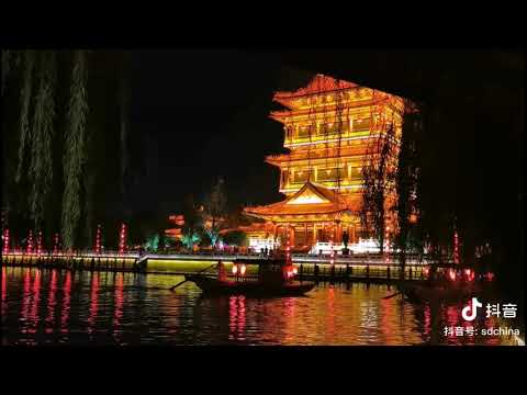 Molten iron firework performance at Tai'erzhuang Ancient Town