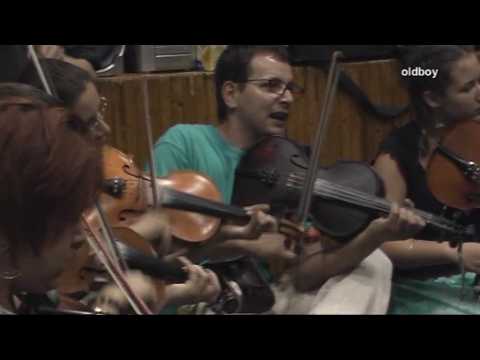 Tűzugrás utáni táncház Komlón