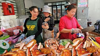 Quầy Thịt Quay Nhộn Nhịp Tấp Nập Khách Cuối Tuần.