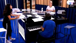 Marta y Alba cantando ¨Just give me a reason¨ con Manu Guix en el piano.