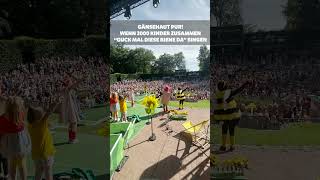 Wenn 2000 Kinder zusammen singen: Gänsehaut! | Guck mal diese Biene live  Lichterkinder @HH #shorts