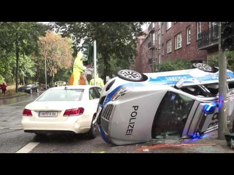 Streifenwagen rammt Taxi auf Einsatzfahrt – 3 Verletzte