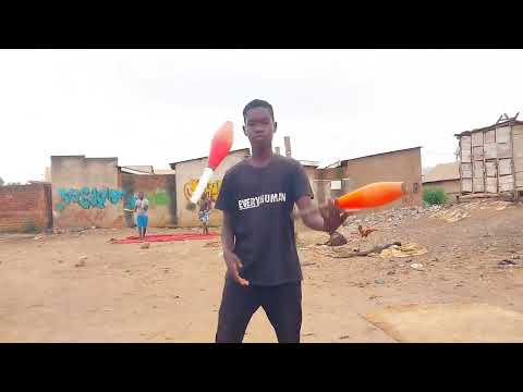 learn how to do a chop trick in 3 club juggling from one the best from @BwengulaCircuskids