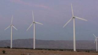 preview picture of video 'California Palm Springs(パームスプリングス)近くの風力発電風車群 - 2011.10.10'