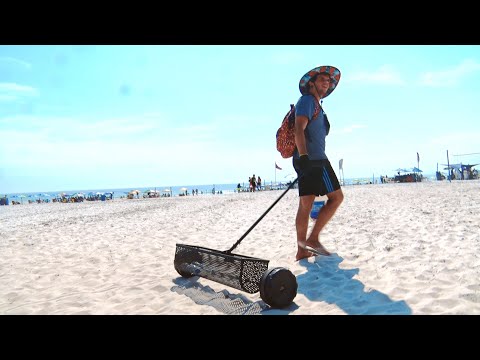 Jovem ativista usa eco peneira adaptada para recolher resíduos em praia de Arraial do Cabo