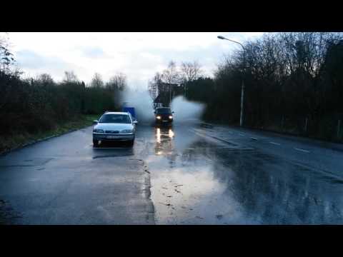 Nasse Fahrbahn in Kiel Wellsee