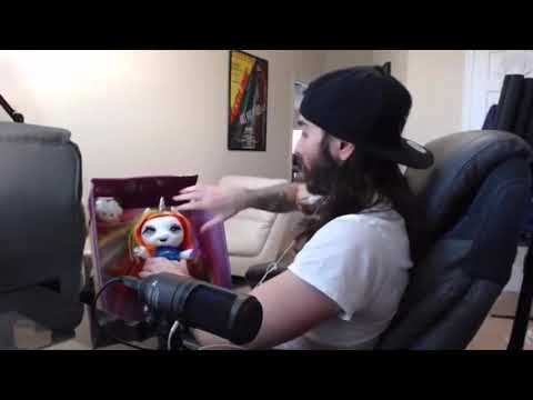 Penguinz0 hits himself in the balls