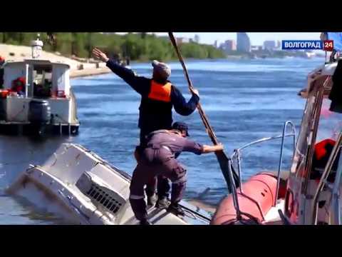 Катамаран речной. Столкновение судов на волге. Прогулочный катамаран столкнулся с баржей на волге. Прогулочный катамаран на 12 человек. Катамаран на волге.