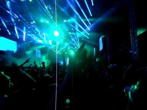 Benny Benassi dropping Calvin harris "feel so close" at Escape
