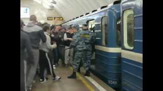 Драка фанатов спартака и зенита в метро - Видео онлайн