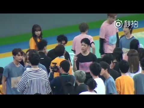 娄滋博 运动会上送人土舞99朵玫瑰花 Lou Zibo battle at sport game (background music added by fans)