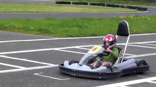 Michał - pierwsze kroki za kółkiem bolidu ;)