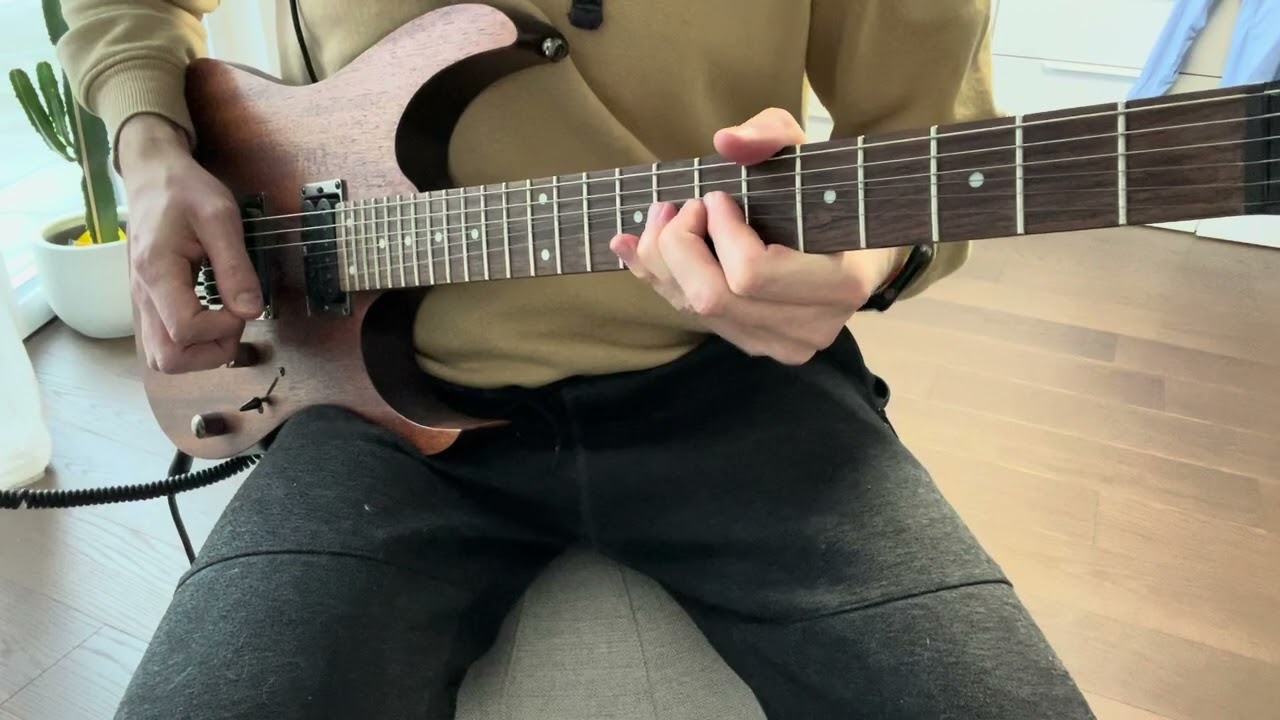 Roberto Barlocci playing the riffs of I Knew You Were Trouble on a distorted electric guitar