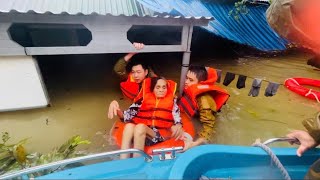 Xúc động hình ảnh Quân sự Công an P. Phú Xuân hỗ trợ dân trong mưa lũ trong Kinh Thành Huế