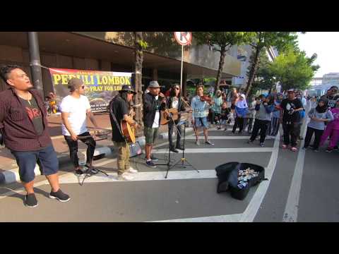 Tak Sadar..!! Pengamen ini di Tonton Penyanyi Aslinya | Akhirnya dapat PELUKAN..!!