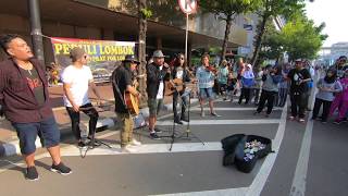 Download lagu Tak Sadar..!! Pengamen ini di Tonton Penyanyi Aslinya | Akhirnya dapat PELUKAN..!! mp3