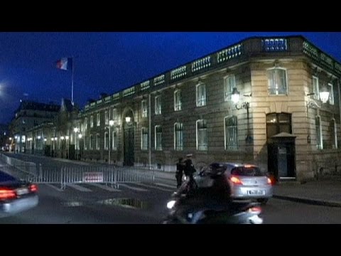 Attimi di paura all'Eliseo, auto travolge poliziotta