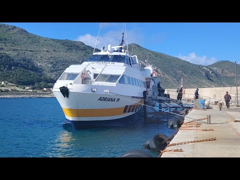 Aliscafo Adriana M in arrivo al porto di Favignana 