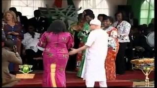 Salif Keita chante en choeur avec le président ADO